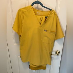 Figs Womens XL scrub set: Light Gold Catarina top and Zamora joggers